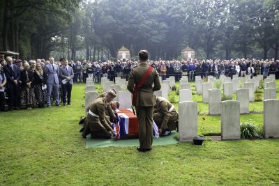 burial ww2 servicemen, arnhem